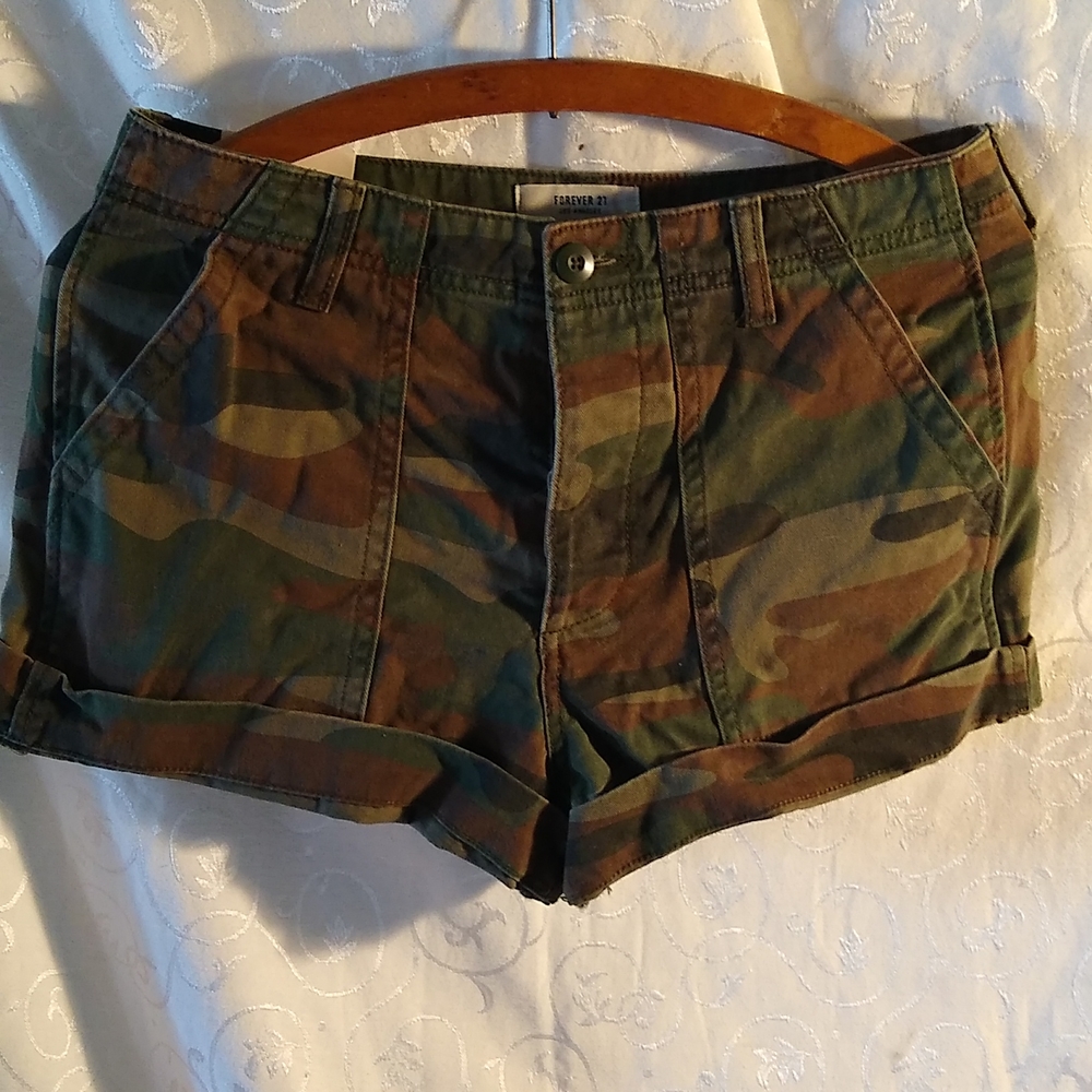 Forever 21 woman's size 27 camo shorts